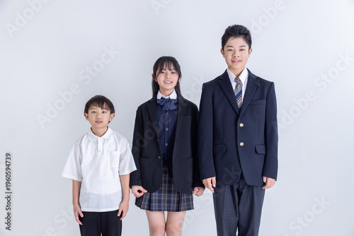 並んで立つ3人の子供