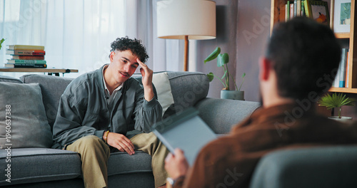 Fotografía Talking, counseling and man with psychologist in office for advice, help or life coaching session