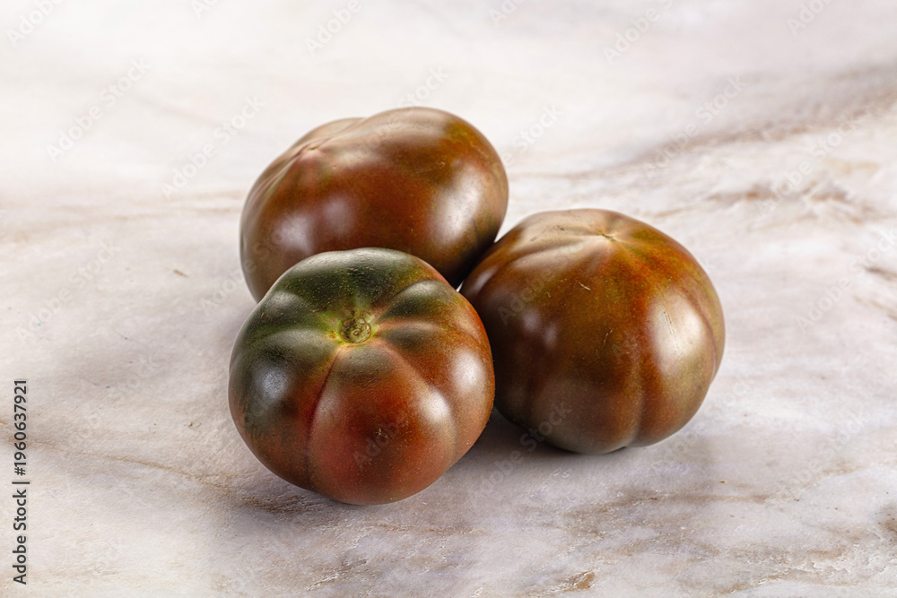 Obraz premium Ripe black juicy tomato cumato