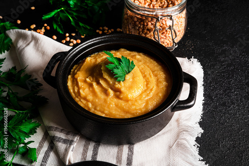 Canvas Print Pea puree on a dark background