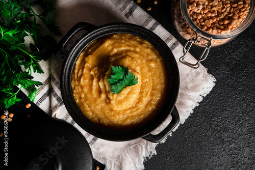 Canvas Print Pea puree on a dark background