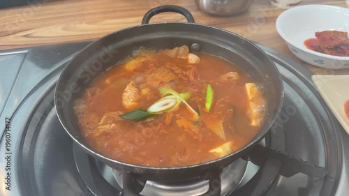 돼지고기와 두부가 들어간 김치찌개