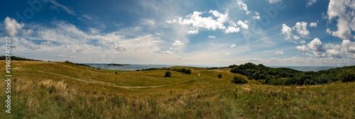 Blick vom Zickerberg auf Rügen über die Hügellanschaft des 