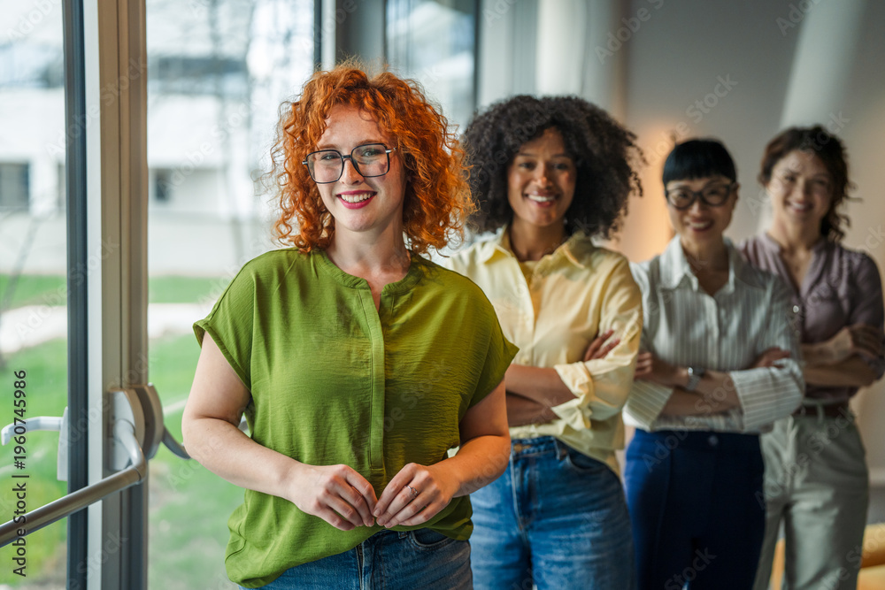 Obraz premium Diverse businesswomen team standing in modern office building