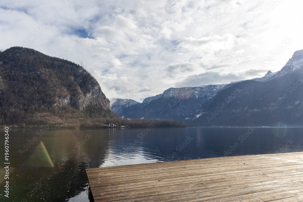 Obraz premium Wooden boat dock on alpine lake with mountains