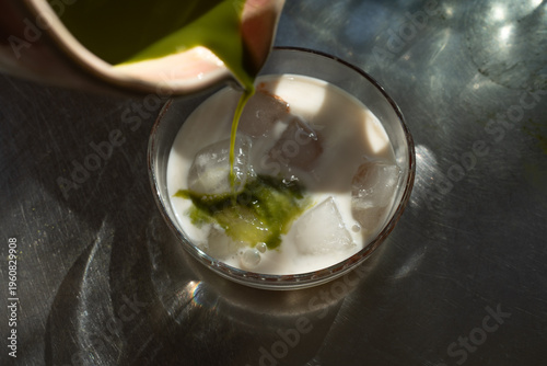 How to prepare iced matcha tea with milk