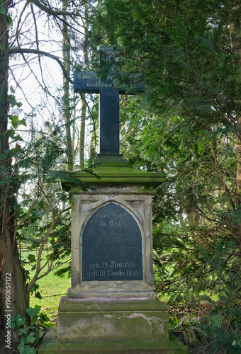 sehr alter Grabstein mitten im Wald auf einem Friedhof in Unna