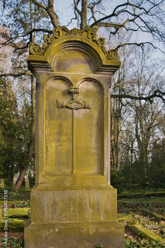 alter Grabstein mit zwei Händen