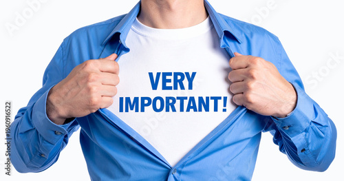 Very Important! - Ein Mann öffnet sein Hemd und zeigt sein TShirt