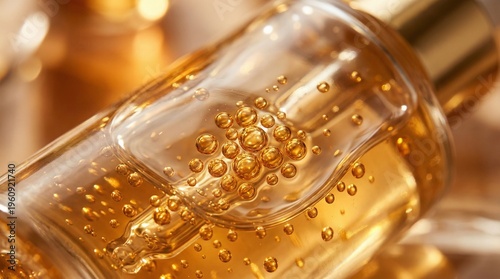 황금빛 액체 속에 떠 있는 미세한 오일 방울들과 영양감이 느껴지는 점성