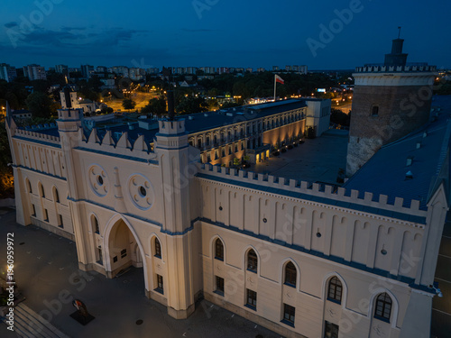 Panorama z powietrza Zamku Lubelskiego z zabytkową okrągłą wieżą i neogotycką fasadą