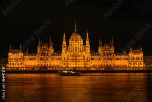 Tableau sur toile Budapest Parliament illuminated at night reflected in river
