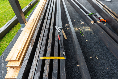 Φωτογραφία Building wood terrace structure with mortise and tenon joints