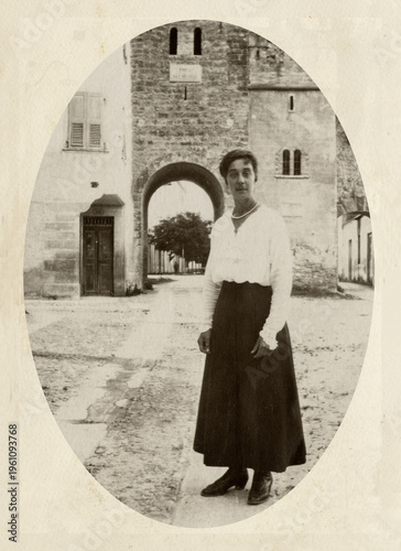 FOTOGRAFIA ANTICA CON GIOVANE DONNA ELEGANTE IN POSA ALL'APERTO