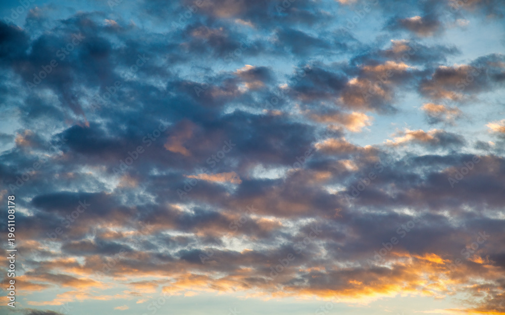 Fototapeta premium Magnificent evening sky at sunset casting golden hues over the sea