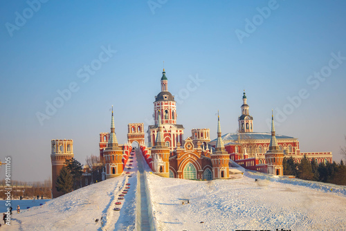 Foto The bright red structure contrasts beautifully with the blue sky at Volga manor, Harbin, China