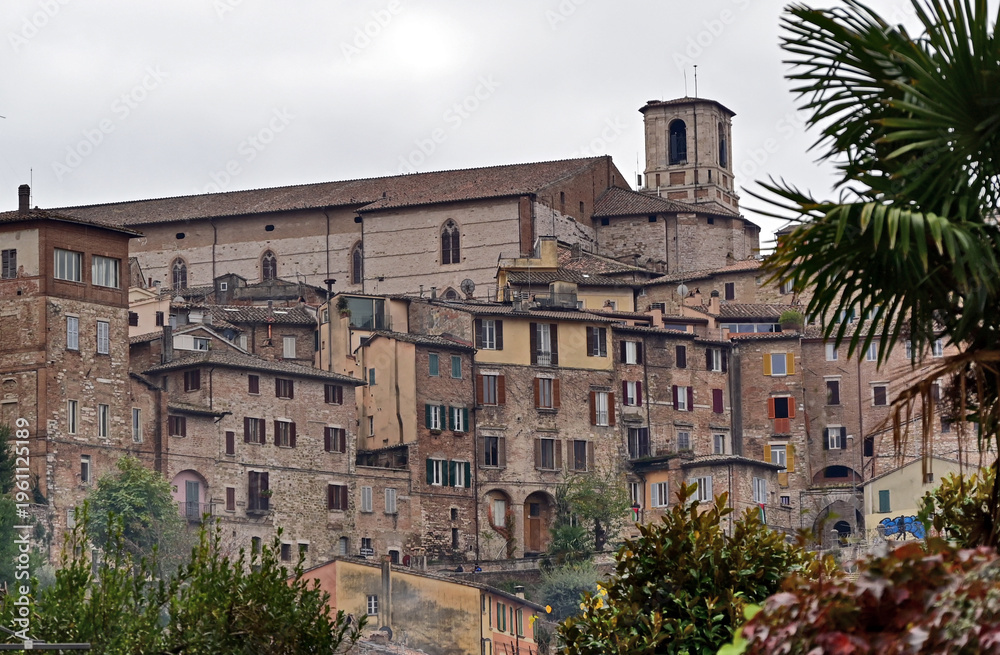 Fototapeta premium Perugia, veduta del centro città dalla suggestiva Via dell'Acquedotto. Umbria Italia