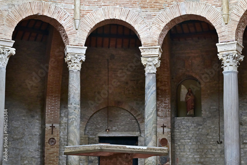 Billede på lærred Perugia,  interno del Tempio di Sant'Angelo, noto anche come Chiesa di San Miche