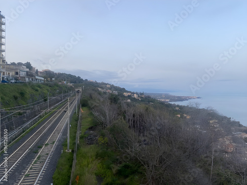 Obraz na plátne Ferrovia sotto Strada Stadale 114 dell'entrata automobilistica di Acireale alle