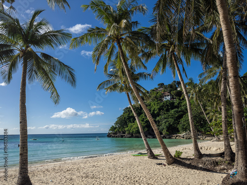 Fotografía Idyllic tropical paradise on Boracay Island, Philippines, featuring swaying palm trees, pristine white sand, and crystal-clear turquoise waters