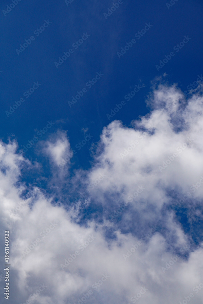 Obraz premium Blue sky with white fluffy clouds.