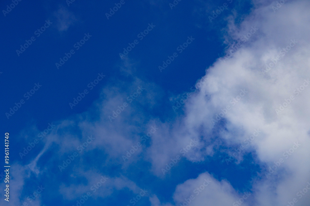 Obraz premium Blue sky with white fluffy clouds.