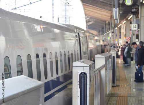 新幹線名古屋駅のホームの車両と人々の乗客の風景