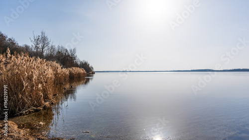 Der Cospudener See bei Leipzig an einem sonnigen Frühjahrstag im März
