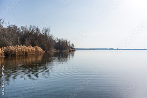 Der Cospudener See bei Leipzig an einem sonnigen Frühjahrstag im März