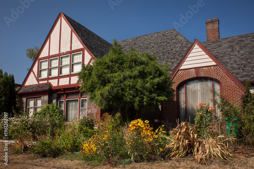 Foto 19th-century Tudor-style house with garden in Northeast Lloyd District, Portland