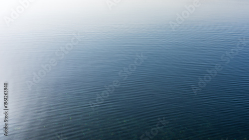 Eine ruhige blaue Wasseroberfläche