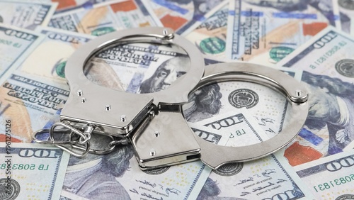Φωτογραφία Shiny handcuffs with hundred-dollar bills