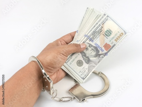 Φωτογραφία Shiny handcuffs with hundred-dollar bills