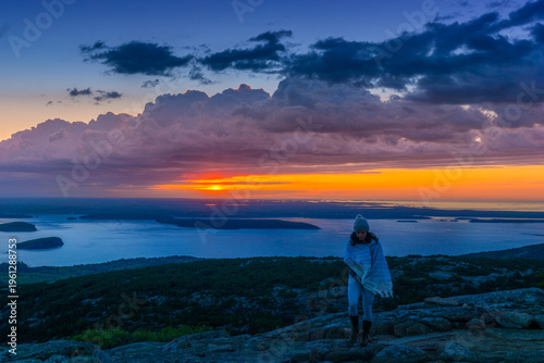 Konstfotografi Sun dips behind distant waters, painting sky in fiery orange