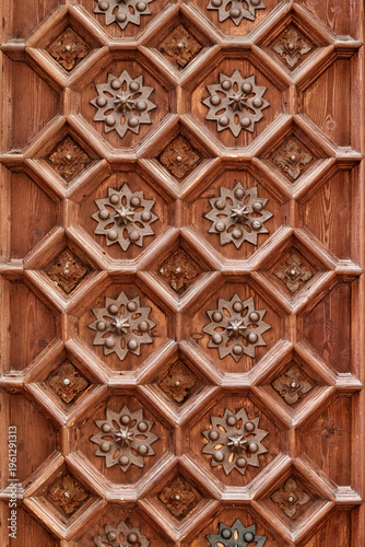 Ventana antigua en fachada de ciudad mediterránea