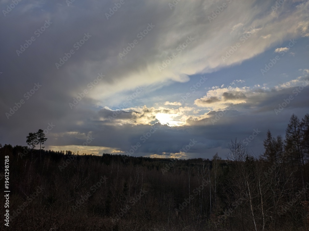 Fototapeta premium Sonnenuntergang hinter schwarzen Wolken