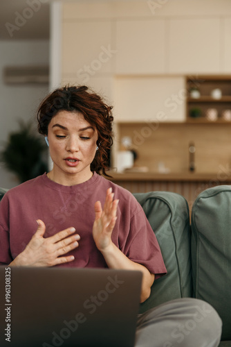 Foto Woman explaining work tasks during remote video call
