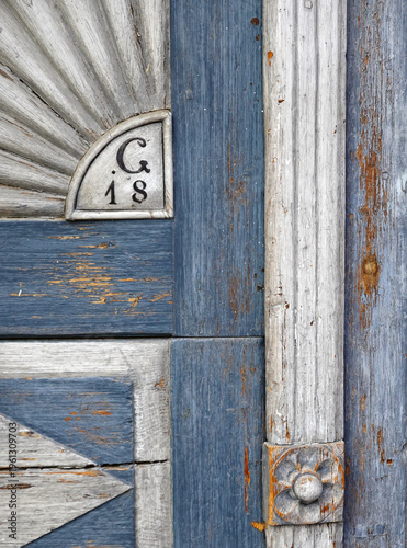 Details an einem historischen Hoftor - details on a wooden door of a historic farmhouse