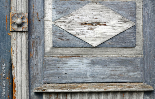Details an einem historischen Hoftor - details on a wooden door of a historic farmhouse