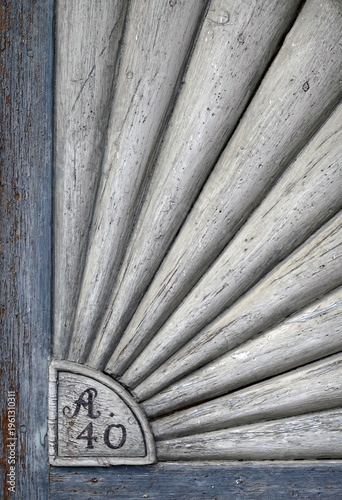 Details an einem historischen Hoftor - details on a wooden door of a historic farmhouse
