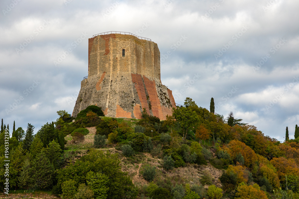 Fototapeta premium Rocca di Tentennano medieval tower in Castiglione d'Orcia, Tuscany, Italy.