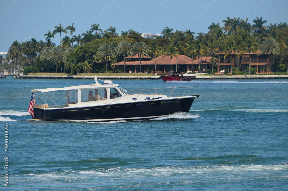 Obraz premium Well Maintained Vintage Cabin Cruiser