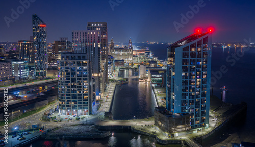 Canvastavla Liverpool waterfront skyline at night, Royal Liver Building and Museum of Liverp