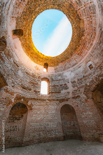 Fotografia Ancient narrow passages and stone alleys within the walls of Diocletian's Palace, a UNESCO World Heritage site in Split, Croatia