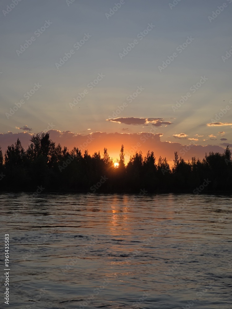 Fototapeta premium Atardecer sobre el río