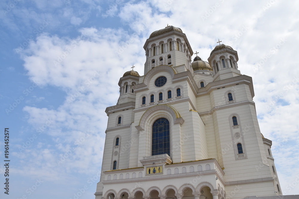 Fototapeta premium Vue en contre-plongée de la Cathédrale du Salut de la Nation roumaine sous un ciel bleu.