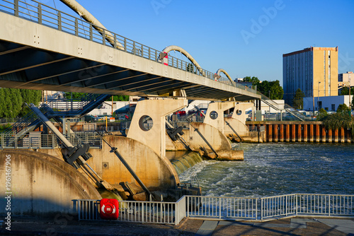 Canvas Print The modern footbridge and weir at the Venette lock on the Oise river, Compiègne,