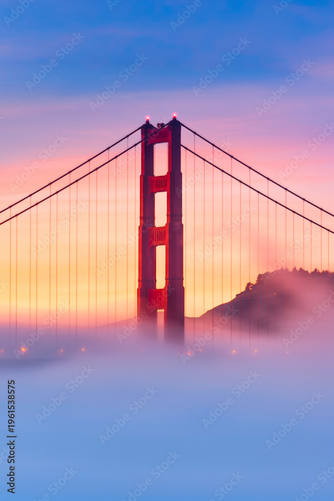 Obraz premium Golden Gate Bridge With Morning Fog. San Francisco, California, USA