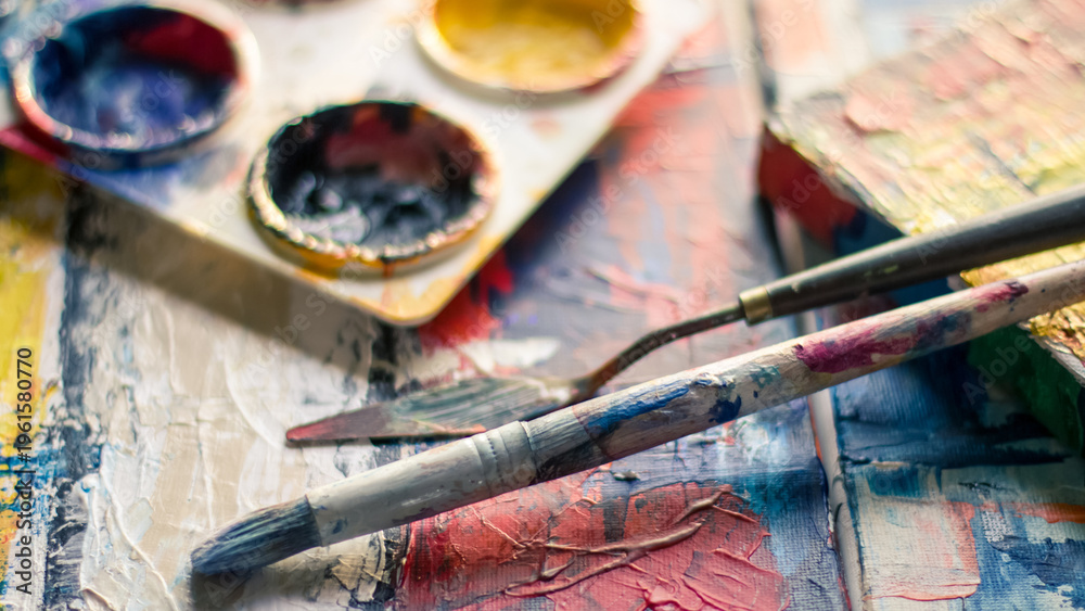 Obraz premium Selective Focus Photography of Paintbrush Near Paint Pallet