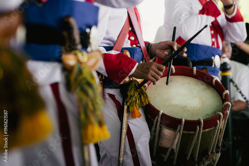 Fotografie Traditional Drum Performance in Uniform During Cultural or Military Ceremony